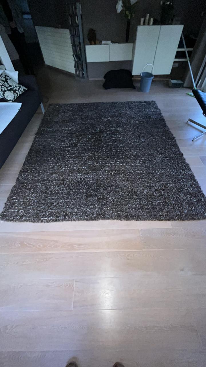 Zwart met wit wollen vloerkleed