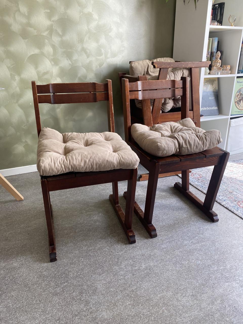 4 Eetkamerstoelen (prijs is totaalprijs)