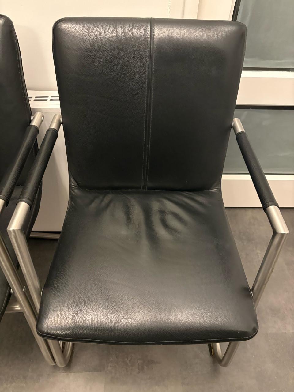 4 Luxe zwarte lederen stoelen met armleuningen – slede onderstel