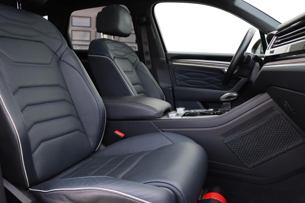 Volkswagen Touareg 3.0 tsi ehybrid 4motion elegance black style 367pk | soh