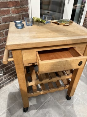 Volhouten Keukenhulp met wijnrek, handdoekstanf, laadje op wieltjes