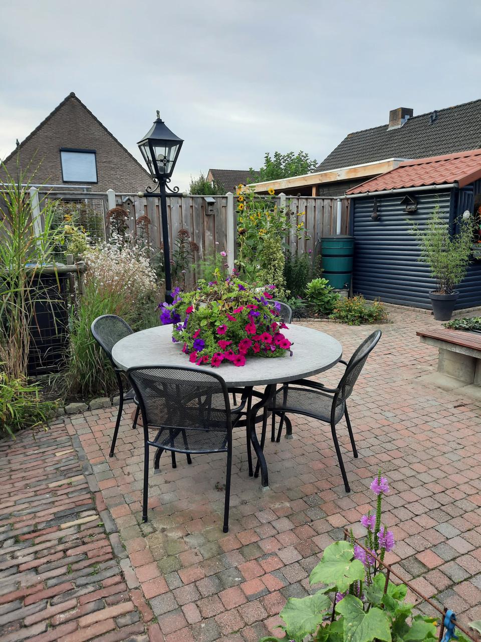 Smeedijzeren tuintafel met 4 stoelen