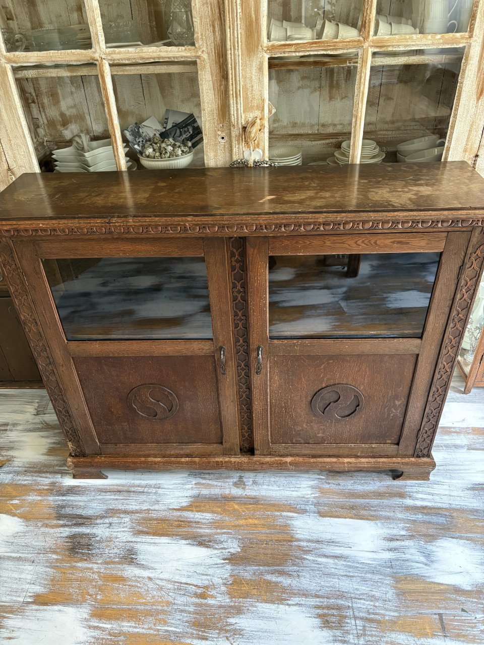 Oude kast met 2 deuren
