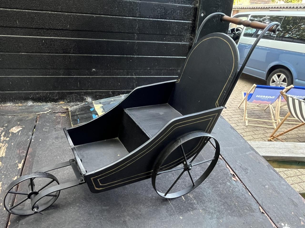 Poppenwagentje met pop, antiek