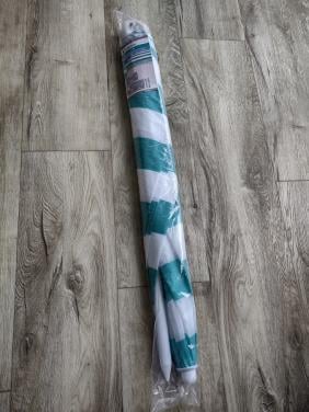 Prachtige nieuwe blauw wit gestreepte parasol, strandparasol