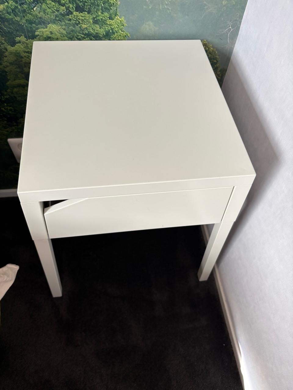 2 witte nachtkastjes