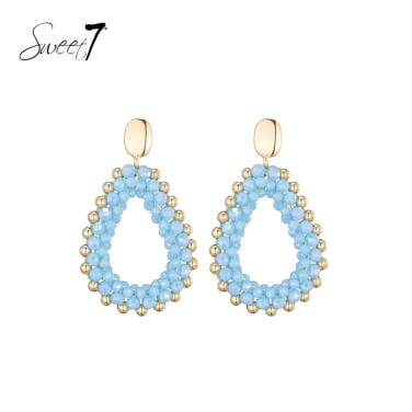 Oorbellen lichtblauwe kralen met goudkleurige rand