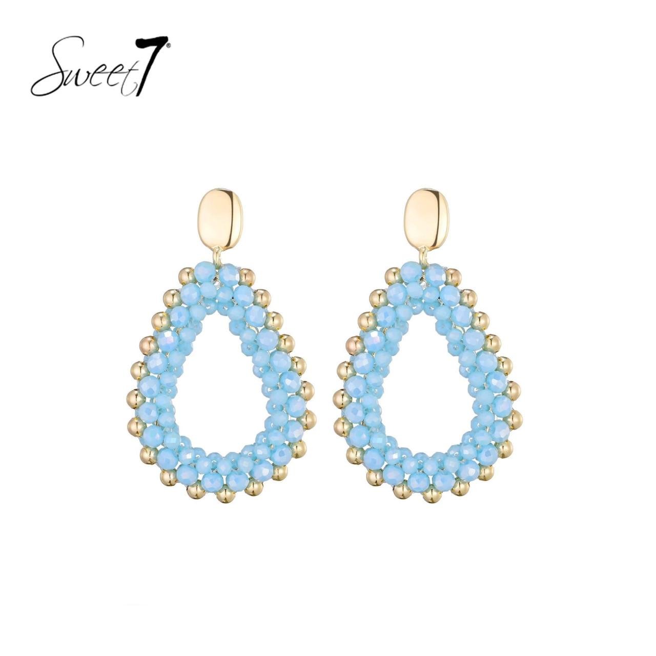 Oorbellen lichtblauwe kralen met goudkleurige rand