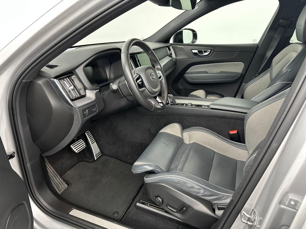 Volvo XC60 b5 264pk r-design| pano| camera| stoelverwarming| trekhaak