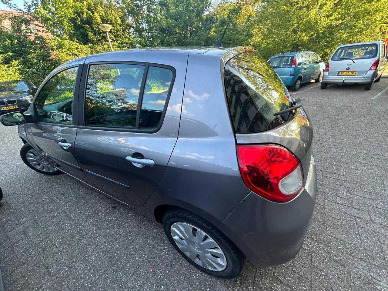 Te koop aangeboden: goed rijdende en betrouwbare Renault Clio uit 2011.