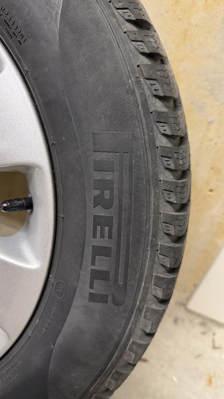 Opel Corsa winterbanden + lichtmetalen velgen