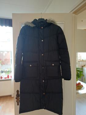 Zwarte lange dames winterjas z.g.a.n. maat 38