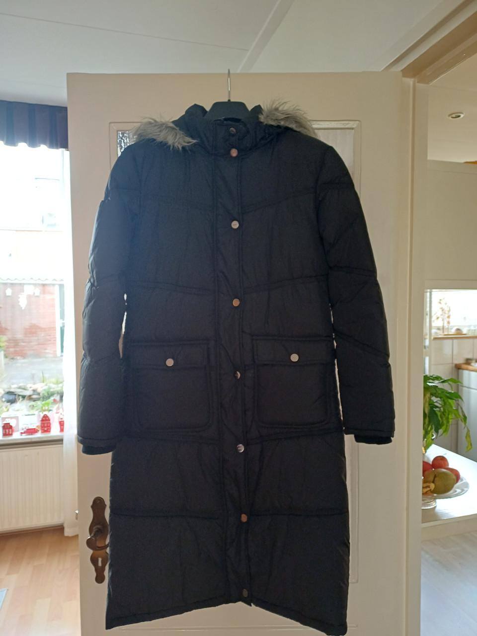 Zwarte lange dames winterjas z.g.a.n. maat 38