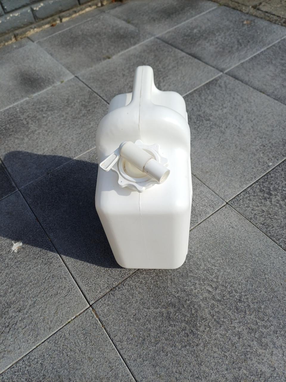 Jerry can met kraan.