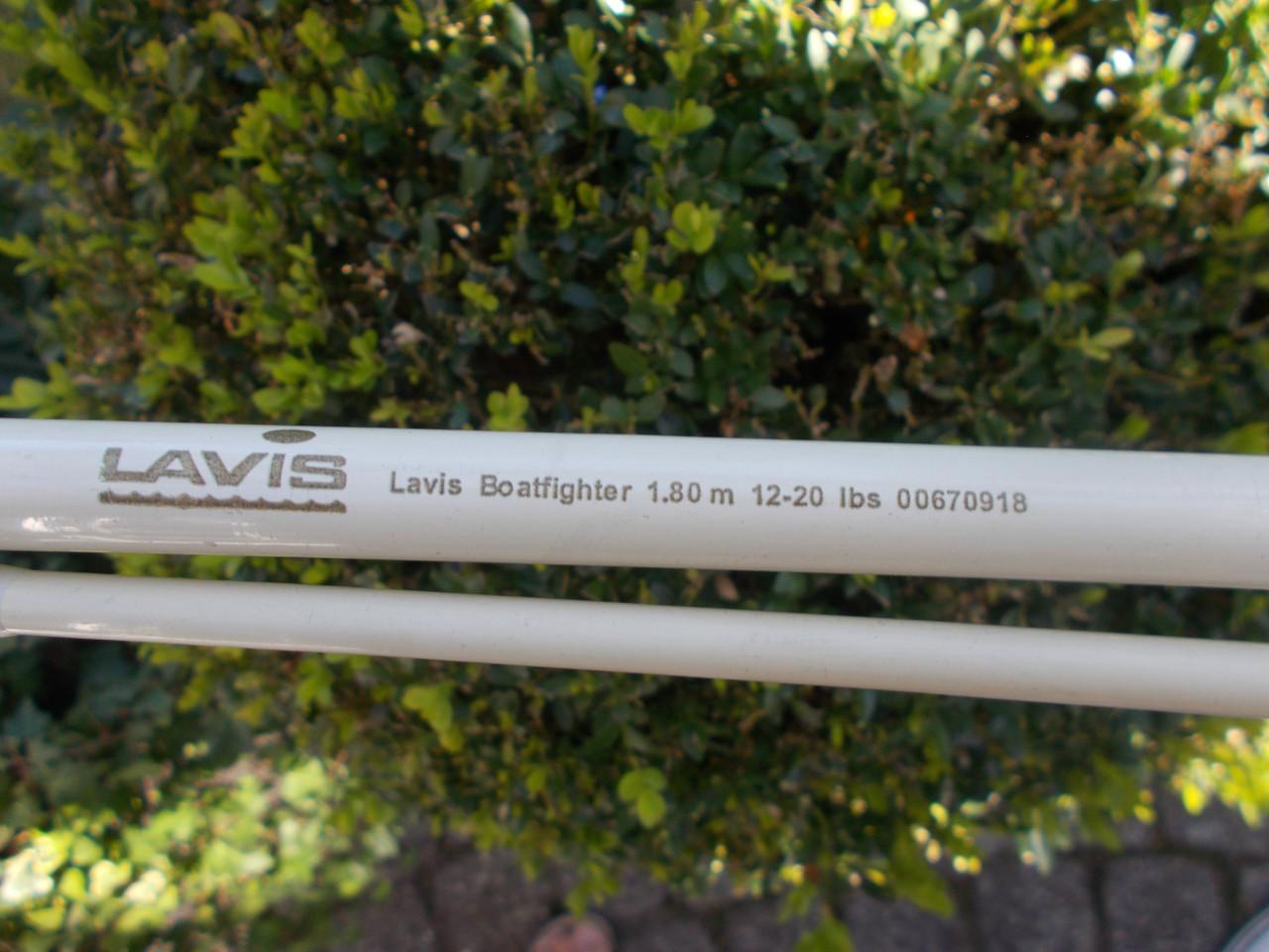 In nieuwstaat tweedelige boothengel, lengte180 cm , w.g. 250 gram