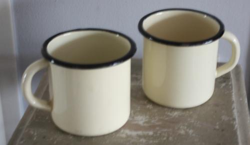 SET VAN 2 BEIGE EMAILLE BEKERS