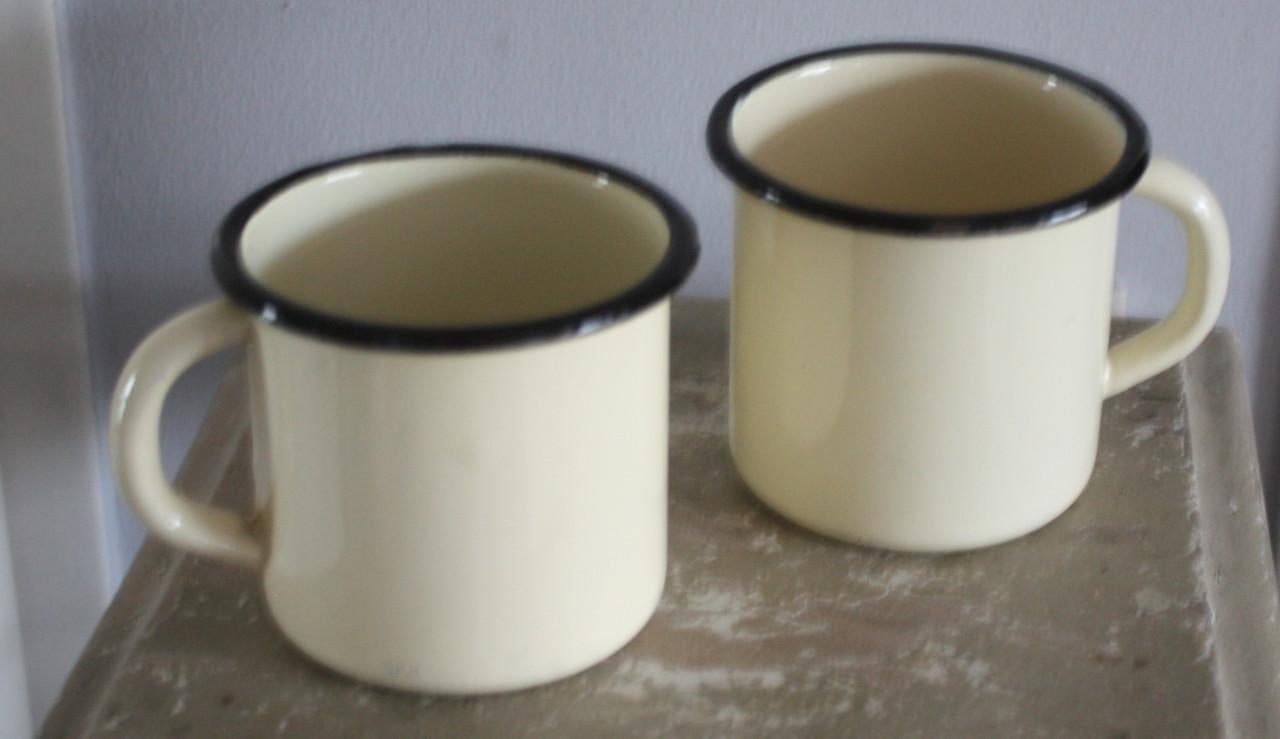 SET VAN 2 BEIGE EMAILLE BEKERS