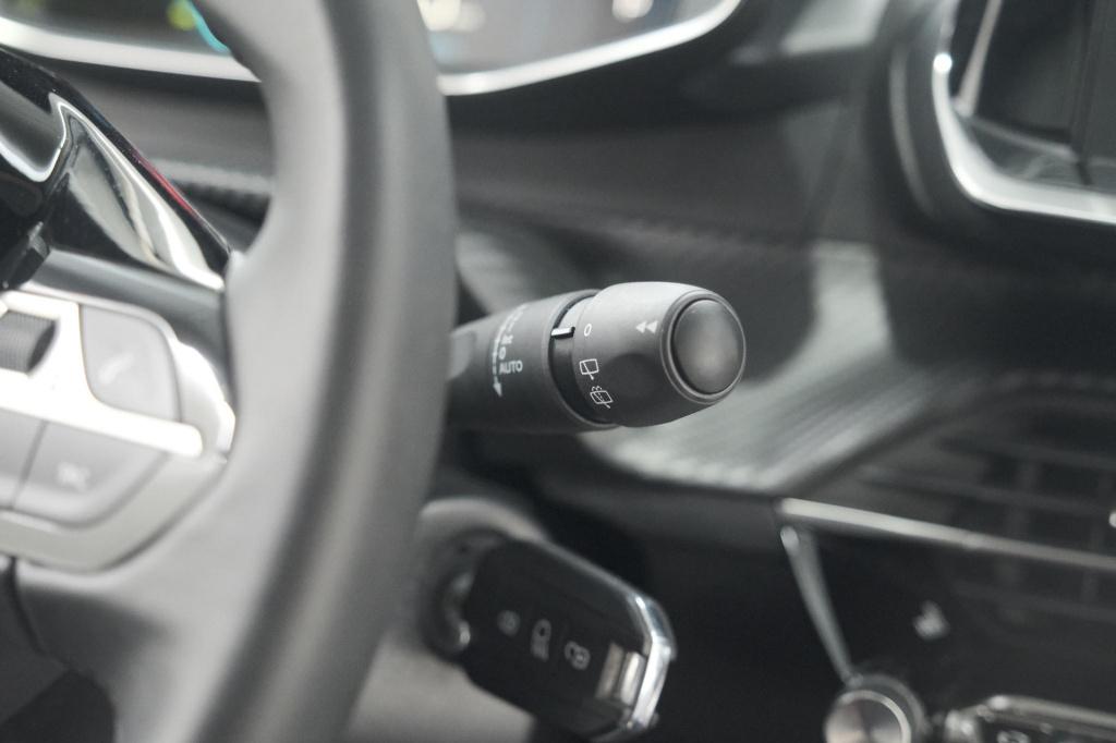 Peugeot 208 puretech 100 eat8 allure pack | camera | apple carplay | parkee