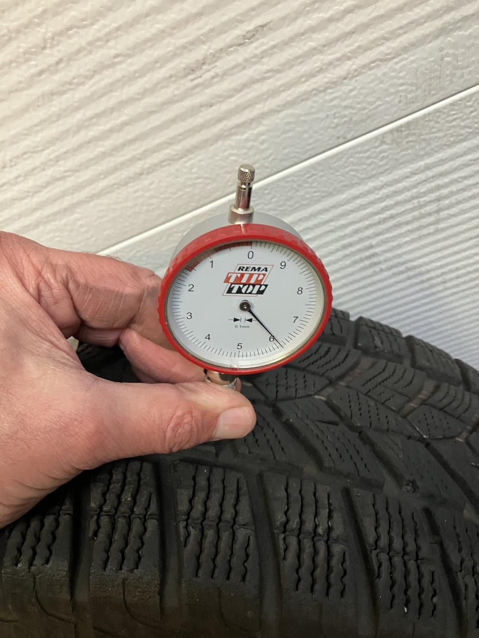 Toyota RAV4 winterbanden 6 mm 225/65/17 + orig l.m.velgen 5x114,3 naaf 60.1