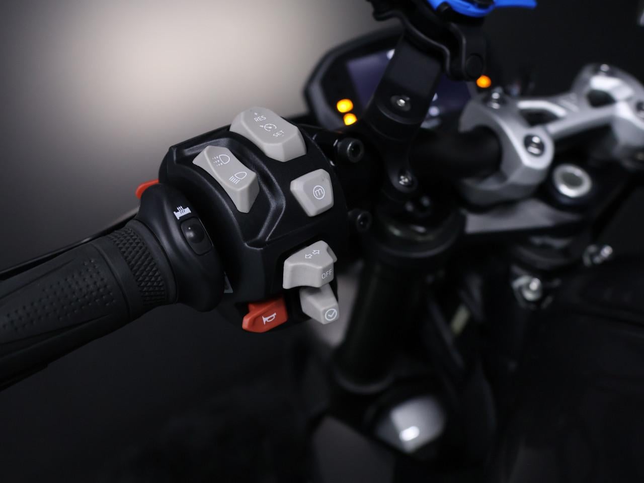 STREET TRIPLE RS | Silver ice