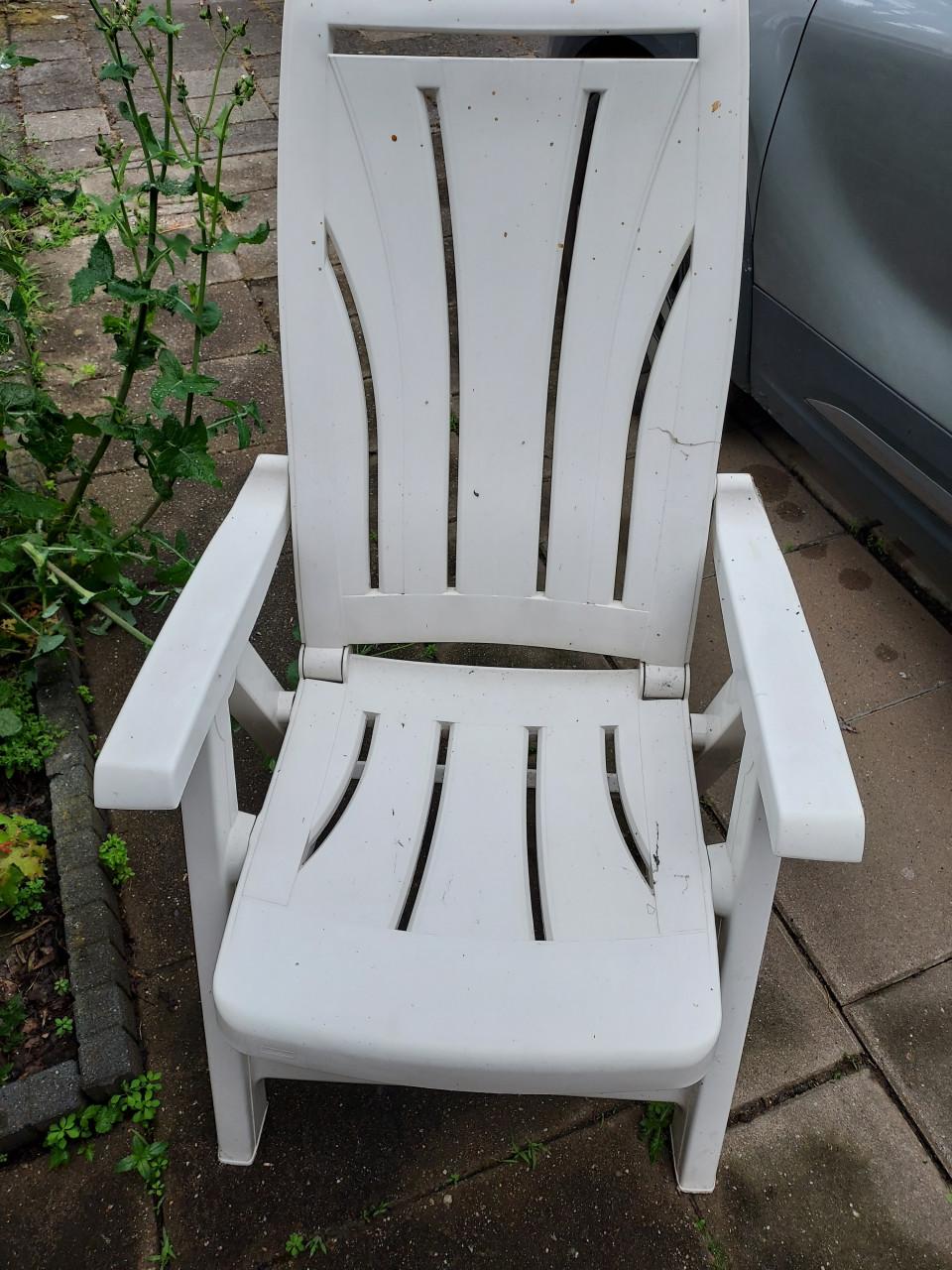 Tuintafel, stoel en voetenbankjes