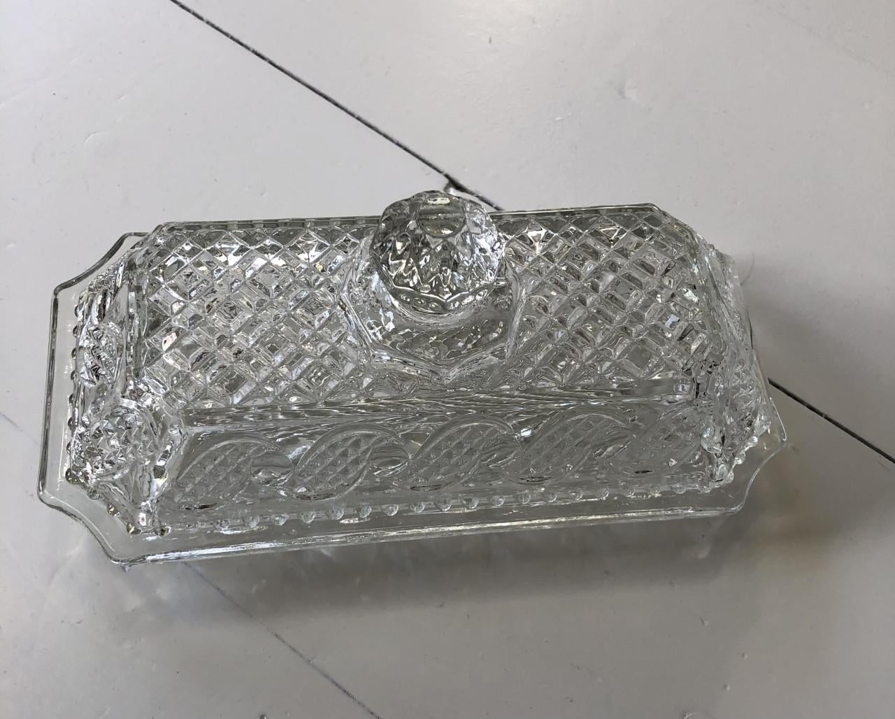 Zeer mooie gedetailleerd brocante botervlootje van geperst glas