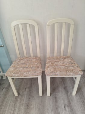 2 witte eetkamerstoelen