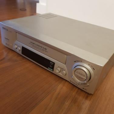 Sharp VHS Videorecorder , type VC-M31, als nieuw met Afst. bed.