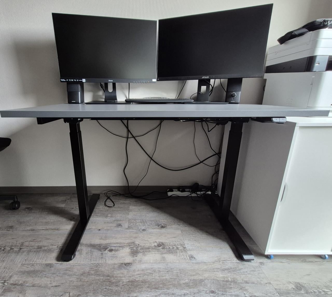 Elektrisch verstelbaar bureau + bureaustoel