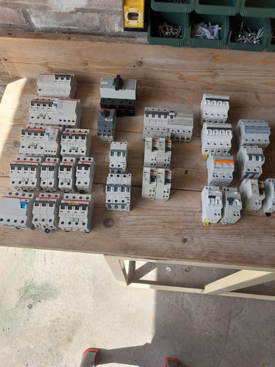 Div schakel matriaal