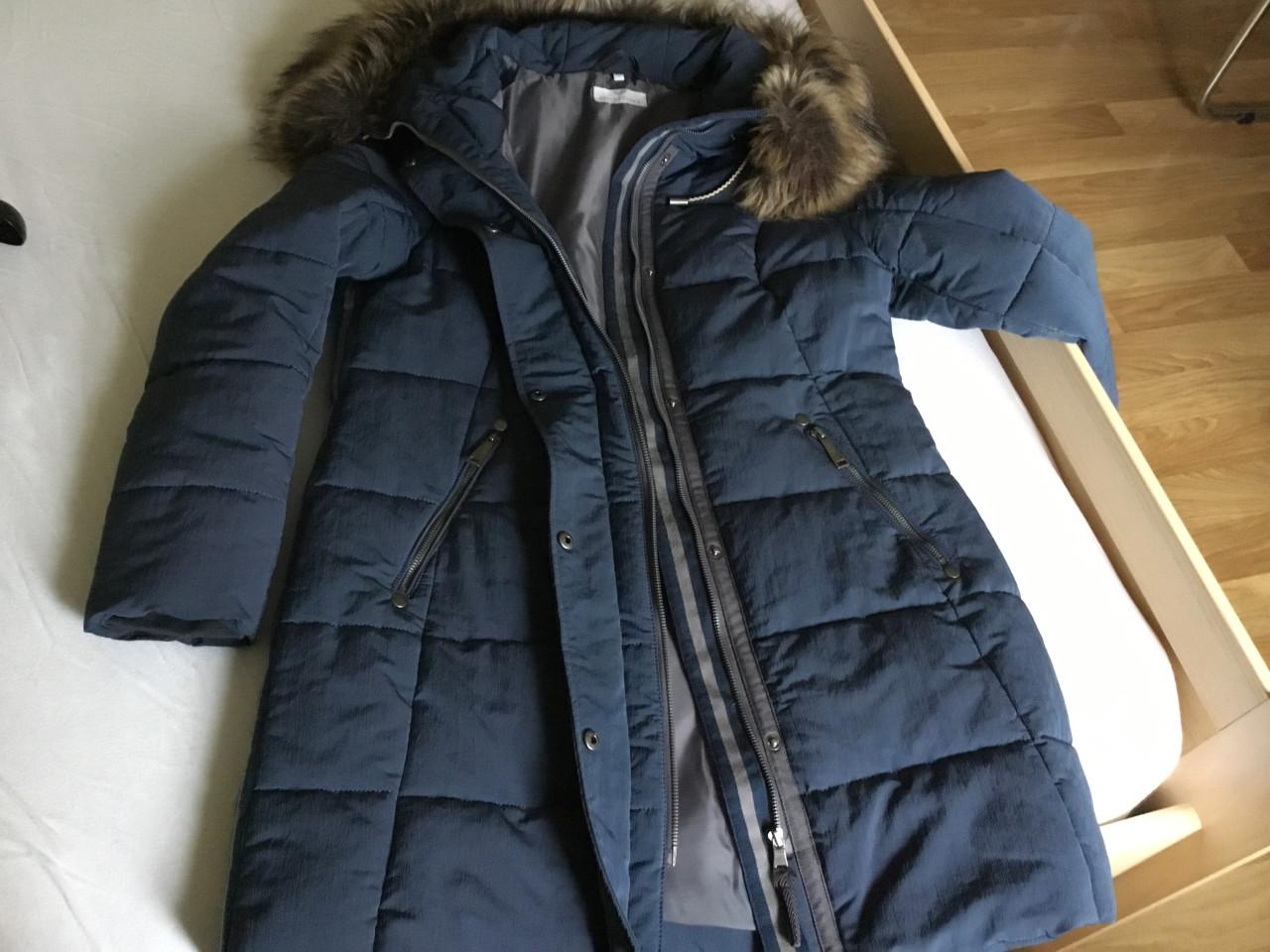 Dames winterjas met capuchon.  Maat 40.