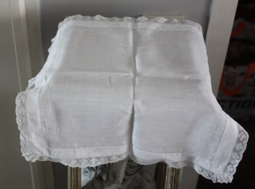 Mooie witte brocante zakdoek met geborduurde letter B