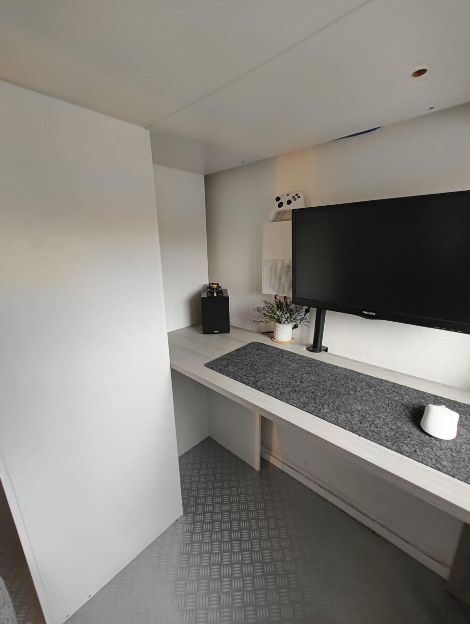 Hoogslaper met bureau en kledingkast