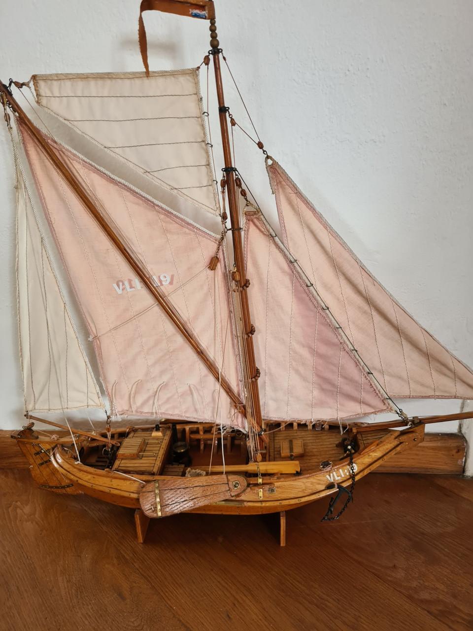 Dit is een houten model van een Nederlandse botter