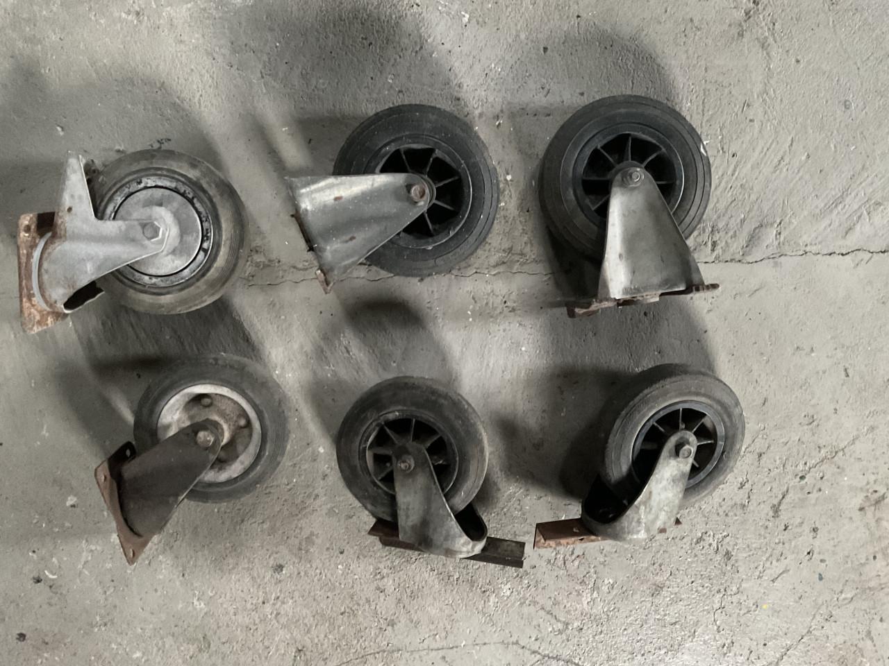 2 zwenkwielen en 4 bokwielen €5 per stuk €25 samen