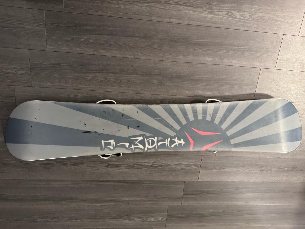 Atomic snowboard met bindingen en tas