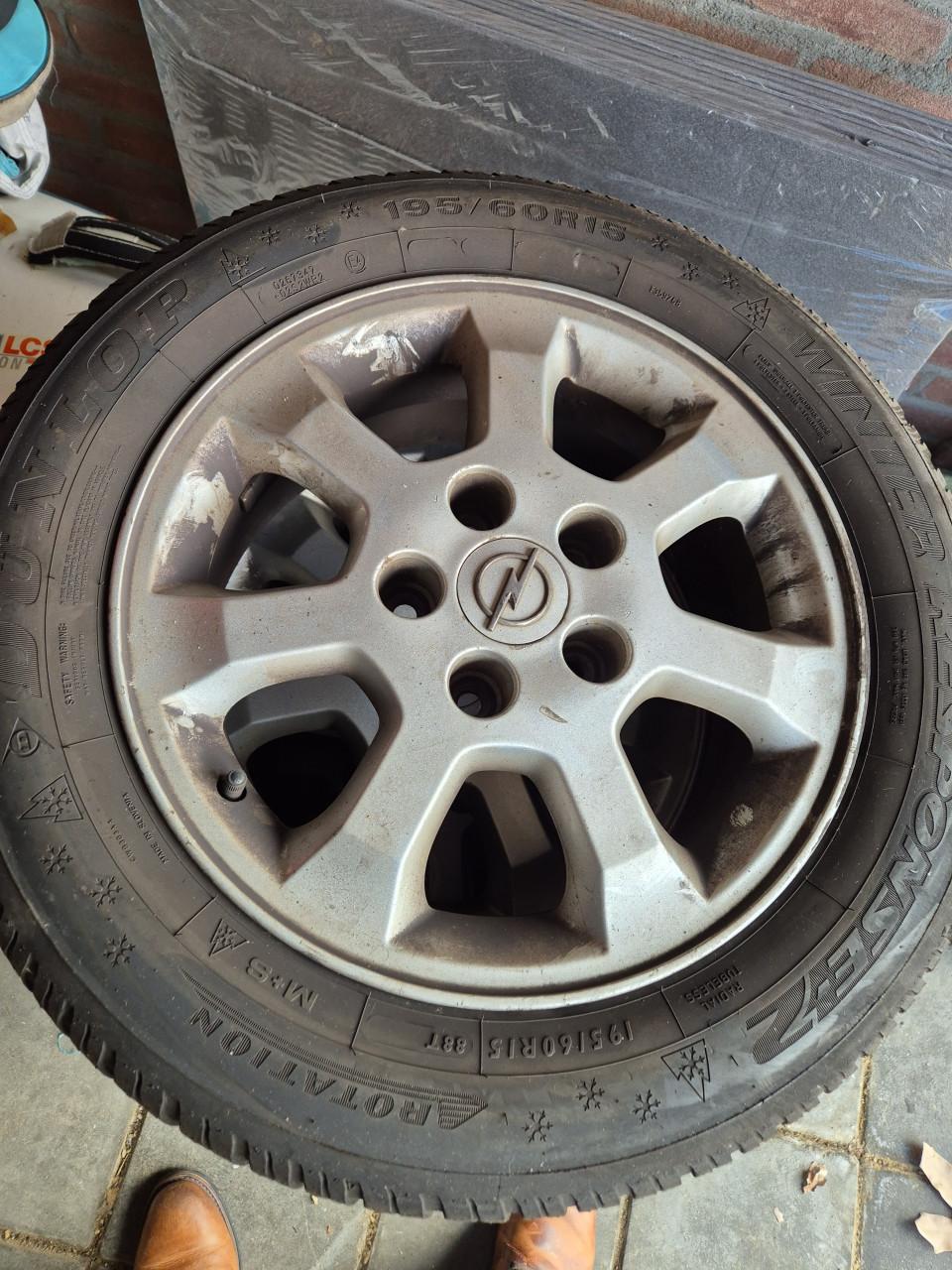 Set van 4 winterbanden  Dunlop 195/60R15 op velg