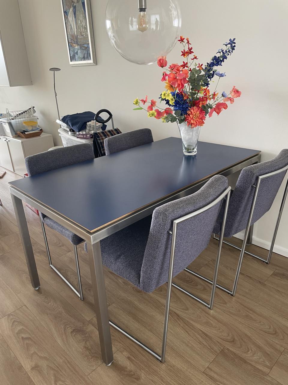 Harvink eetkamerstoelen met originele bekleding en eettafel