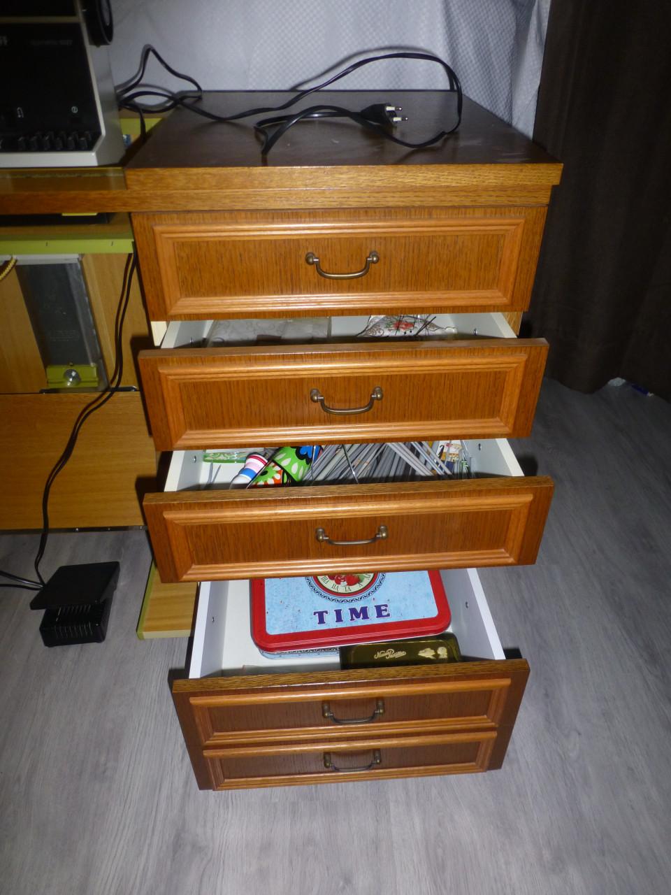 Naaimachine met meubel