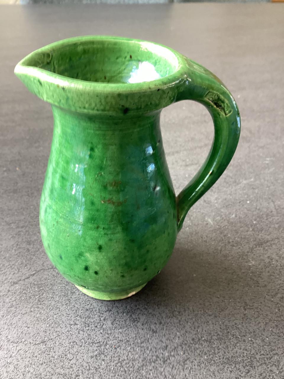 Vintage Kannetje.  Groen geglazuurd aardewerk.