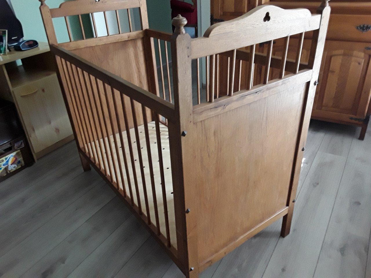 Babyspullen, wieg, kinderbed en bij passende kast/commode.