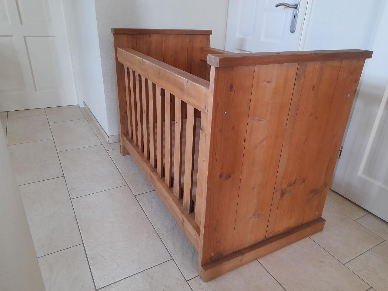 Super stevig massief houten ledikantje (in goede nette staat)