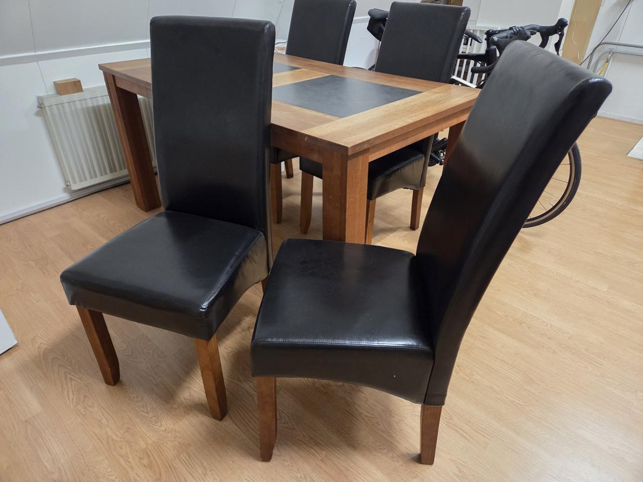 Eettafel met 4 stoelen
