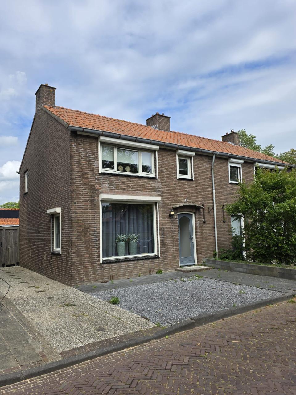 Te koop 2-onder-1-kap woning te Lewedorp
