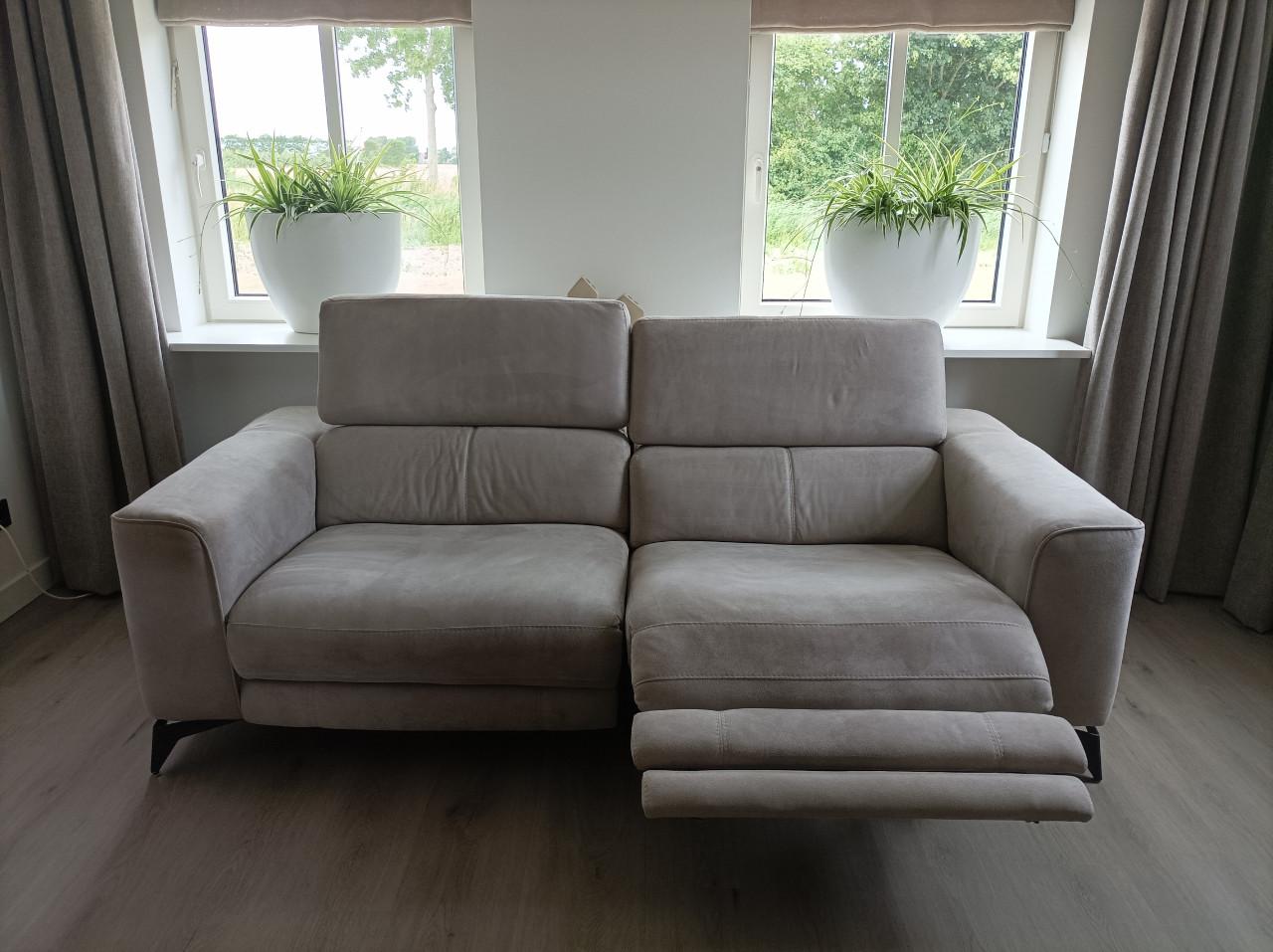 2,5 zits bank met elektrisch relaxsysteem en USB aansluiting