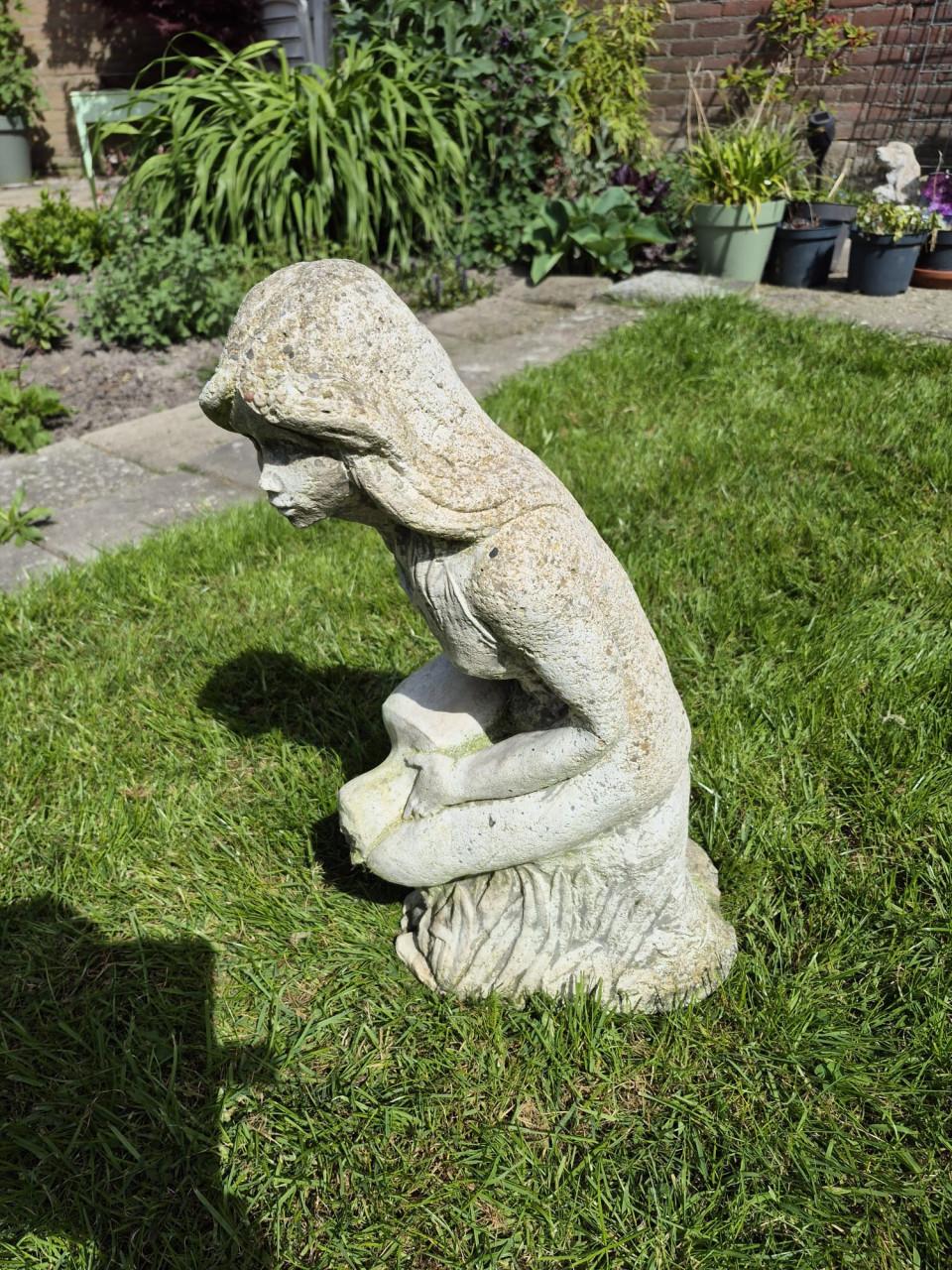 Betonnen tuinbeeld, meisje met waterkan