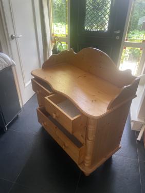Grenenhout Commode