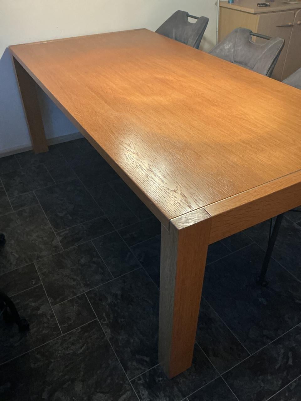 Eetkamertafel, salontafel en bijzettafel