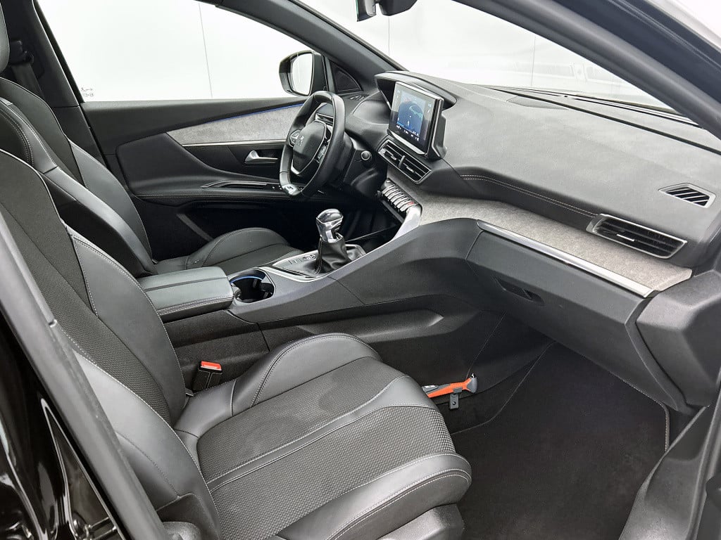 Peugeot 3008 130 pk gt black pack | rijklaar | panorama schuif / kanteldak 
