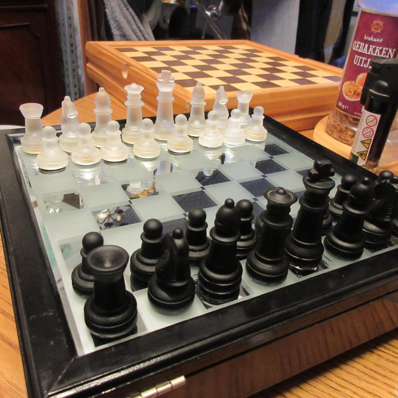 Glazen schaakspel